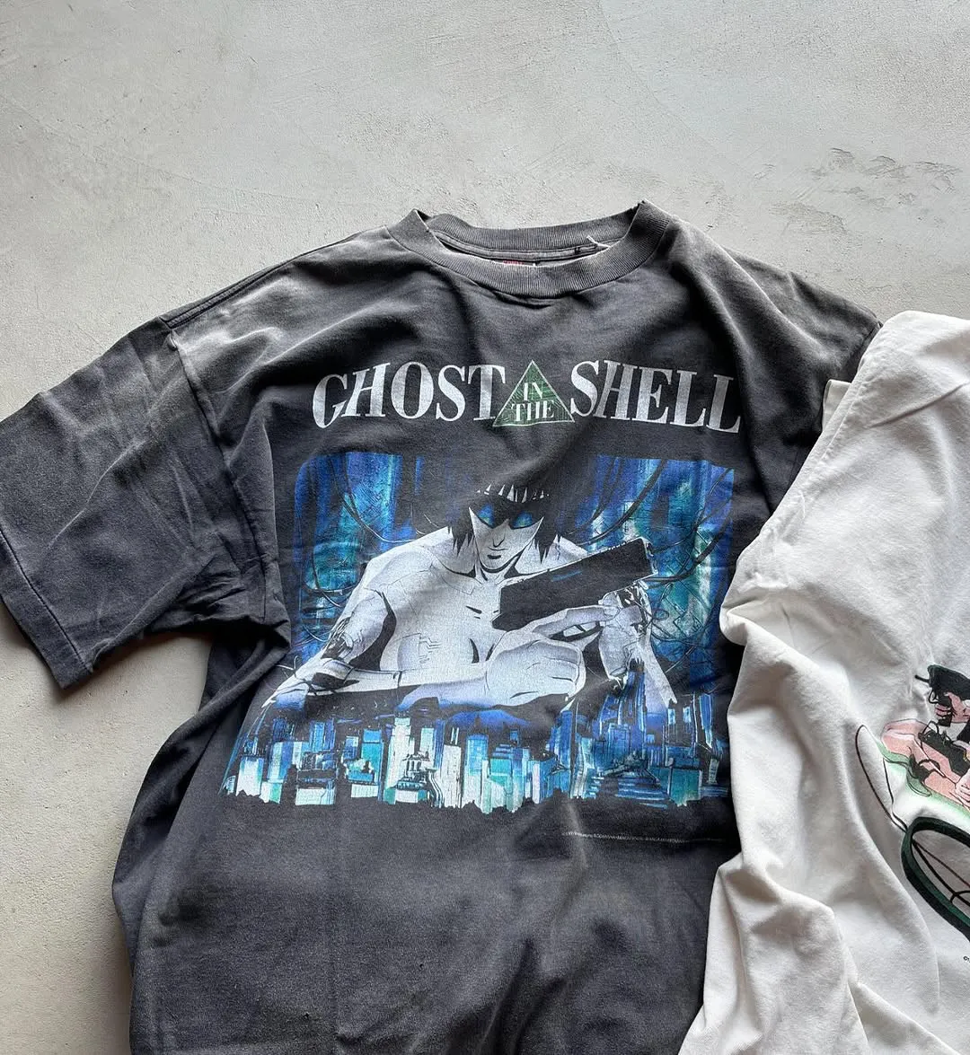GHOST IN THE SHELL x SAINT Mxxxxxx SS TEE/BLK Classic big IP Ghost in the Shell co-branded model Sunglasses Motoko/Motoko character TEE Washed black S-XL Look for the cylindrical fabric without side seams. The opening is almost meaningless. Asut ready-made garments dyed. The whole piece is sprayed with Ma Liu. Re-spray heavy areas to fade. The collar and cuffs are frayed. Many places are broken. Oversized printing bits. Authentic level restored. Customized joint main mark/wash mark/with little angel anti-counterfeiting mark